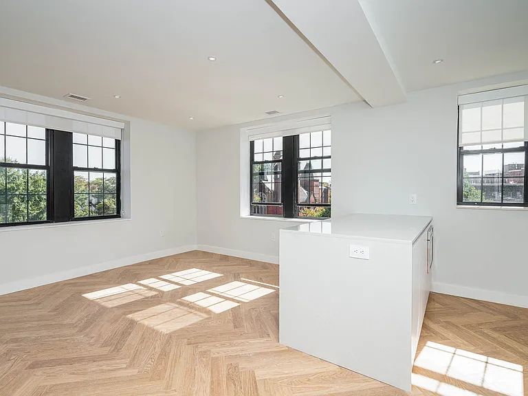 The Stanton — Photo 76