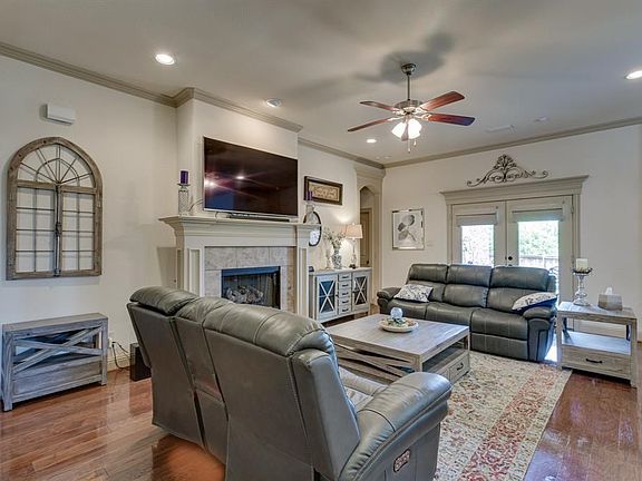 3rd image of 920 Lincoln Dr