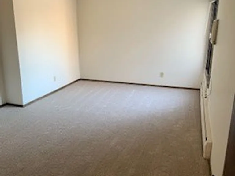 Xerxes Manor Apartments — Photo 8
