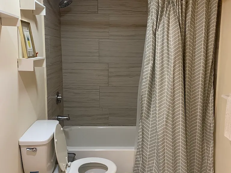 1358 W Barry Ave #1W — Photo 8