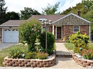 25 Preston Ln, Syosset, NY 11791