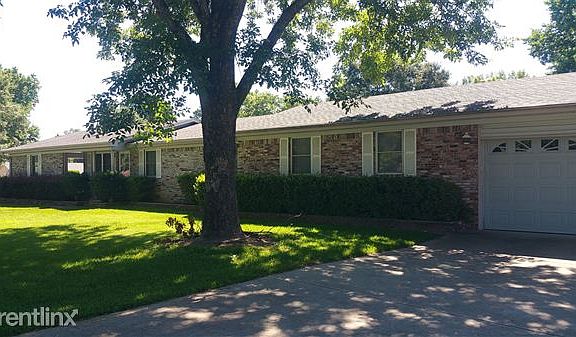 Front view of home w/closed in garage