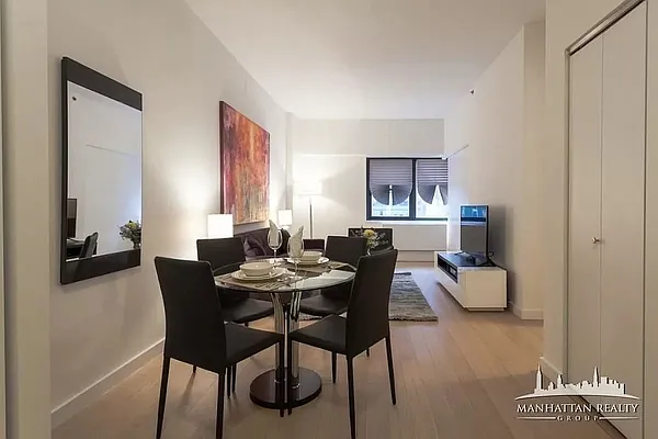 Rented by Manhattan Realty Group | media 14