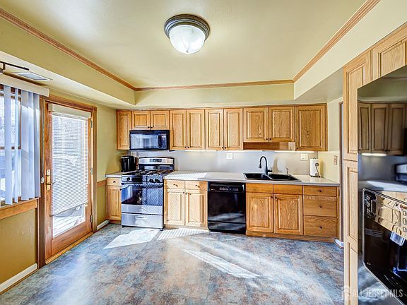5th image of 676 W Hazelwood Ave