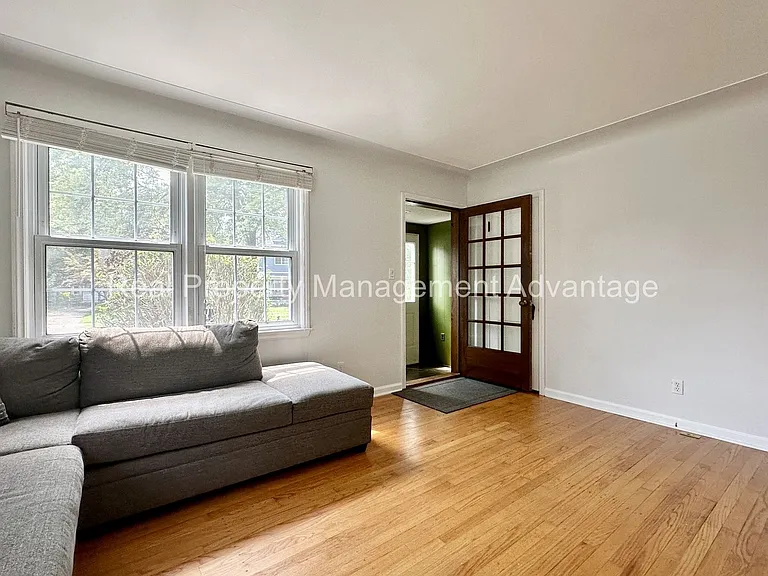 1596 Albany St — Photo 7
