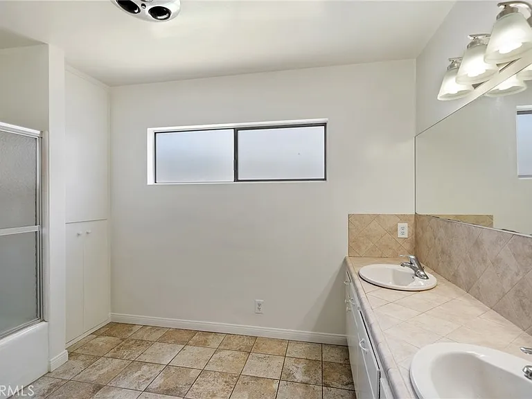 21816 Providencia St — Photo 38