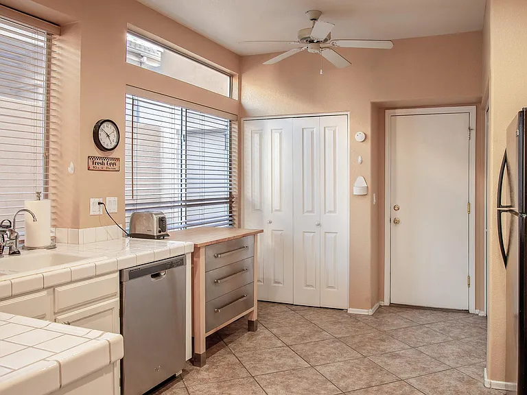 1136 E Hiddenview Dr — Photo 10