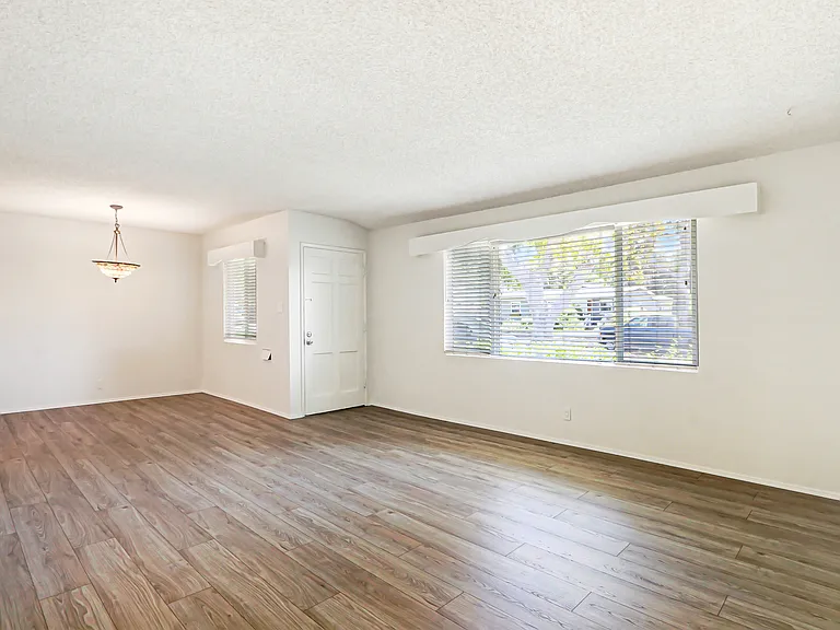 677 N Tulare Way — Photo 11