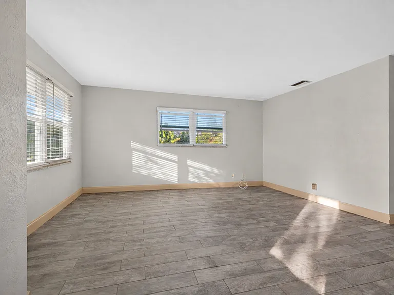 535 12th Ave NE #3 — Photo 16