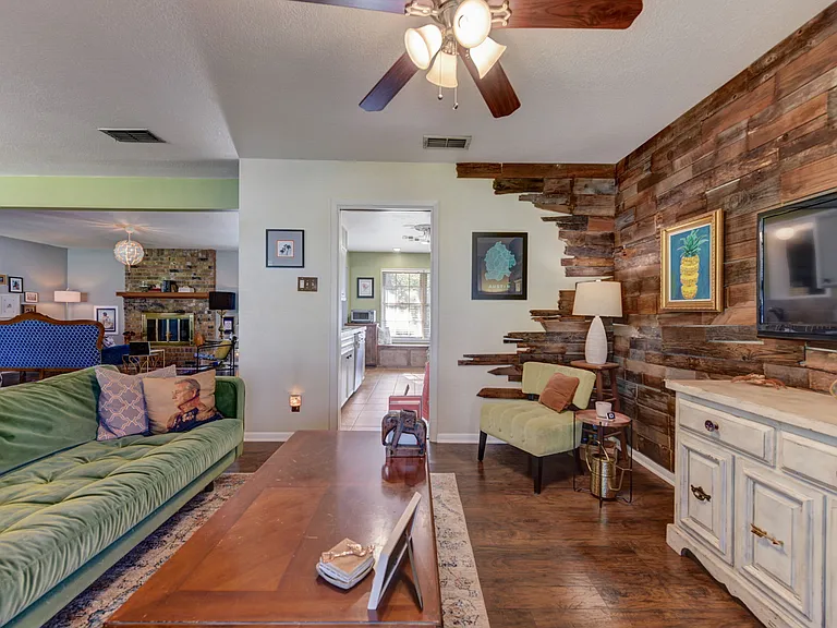 210 Live Oak Dr — Photo 9