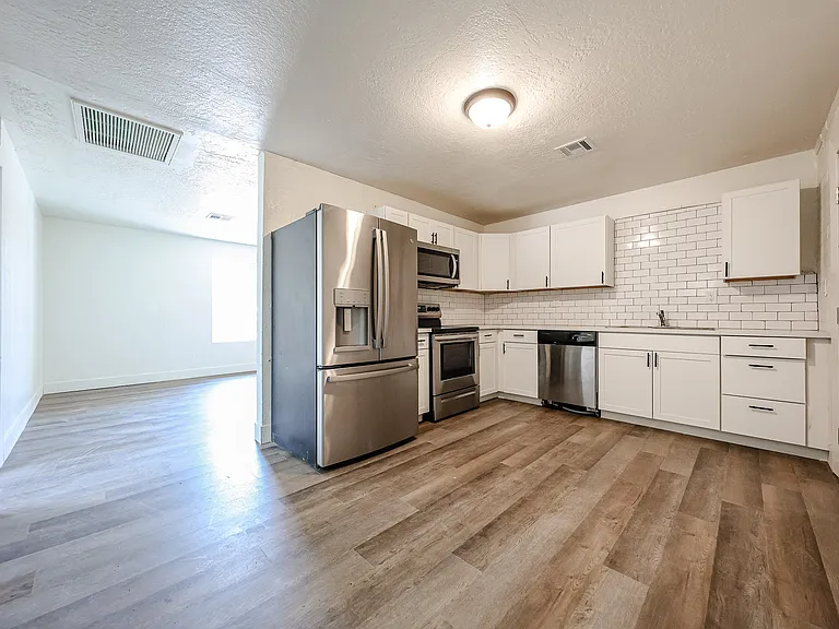 1722 E Atlanta Ave — Photo 2