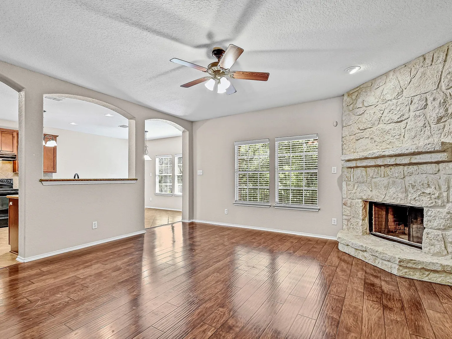 Move In Ready Spacious 4-Bedroom, 3-Bath Home — Photo 4