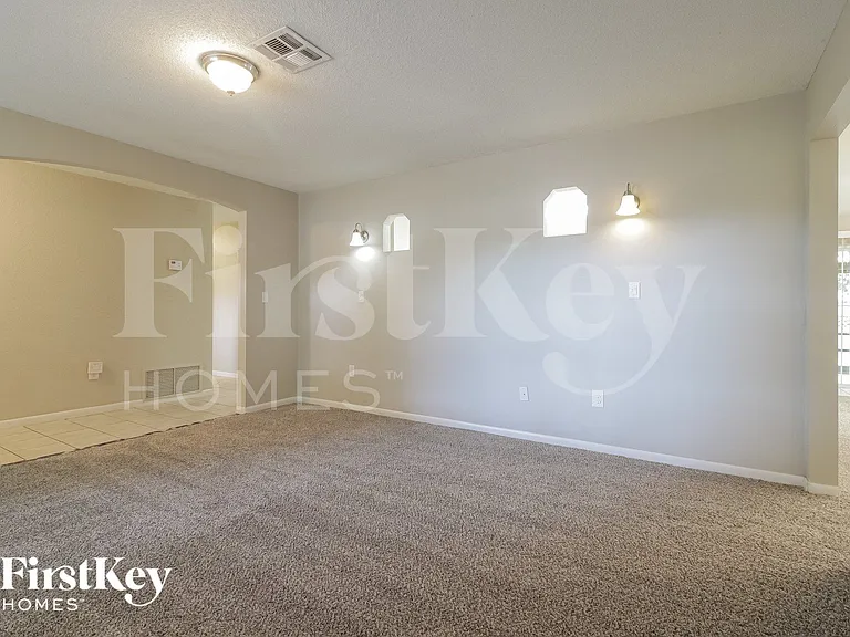 1340 Sharon Dr — Photo 4