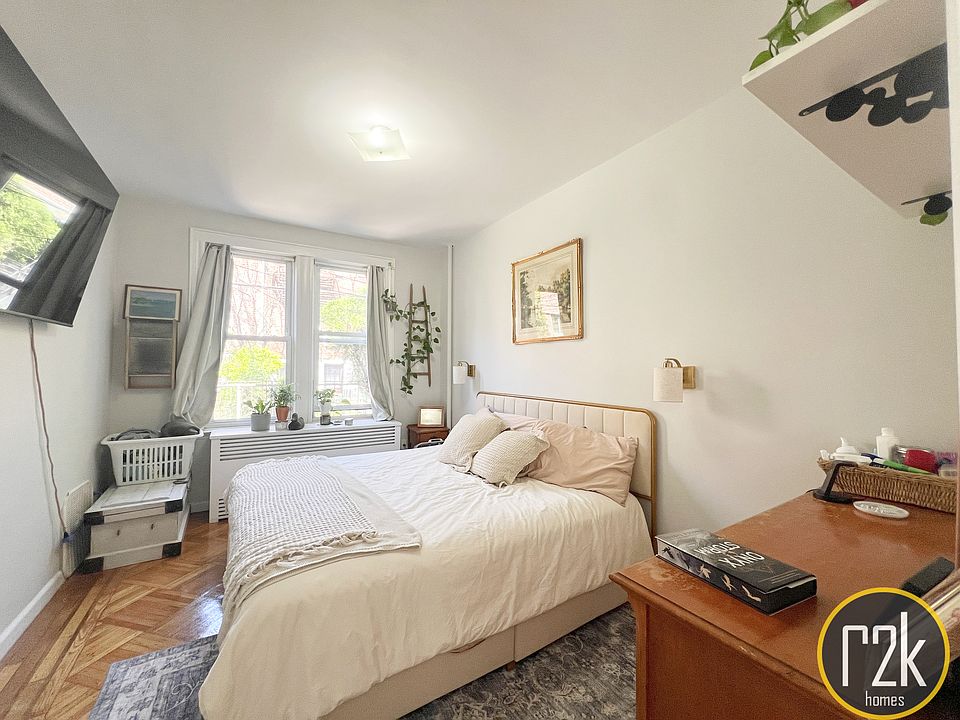 1st image of 32-34 33rd St #1R