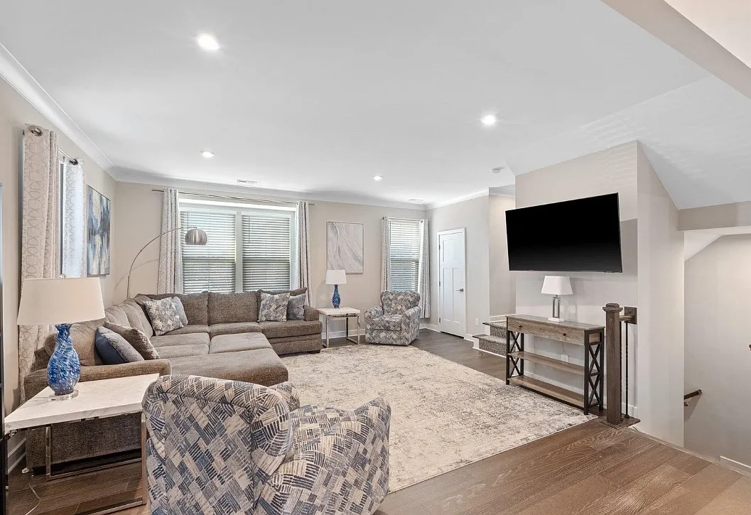 3 bed, 2372 sqft, $2,750 — Photo 3