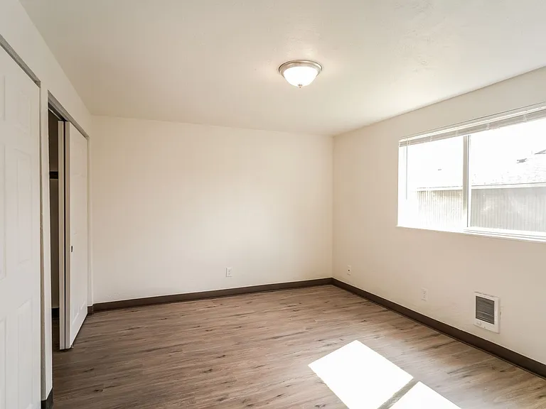 Brighton Park East Apartments — Photo 24