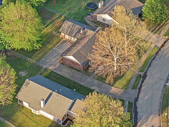 4th image of 8008 E Madison St
