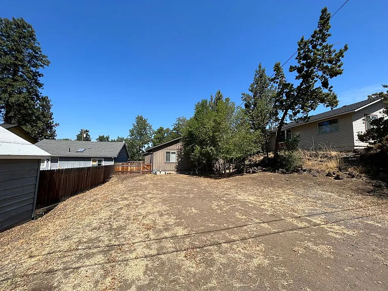 565 NE Norton Ave — Photo 12