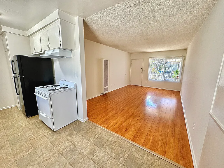 8750 Woodman Ave #18 — Photo 6