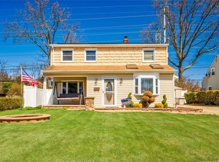 71 Old Farm Rd, Levittown, NY 11756