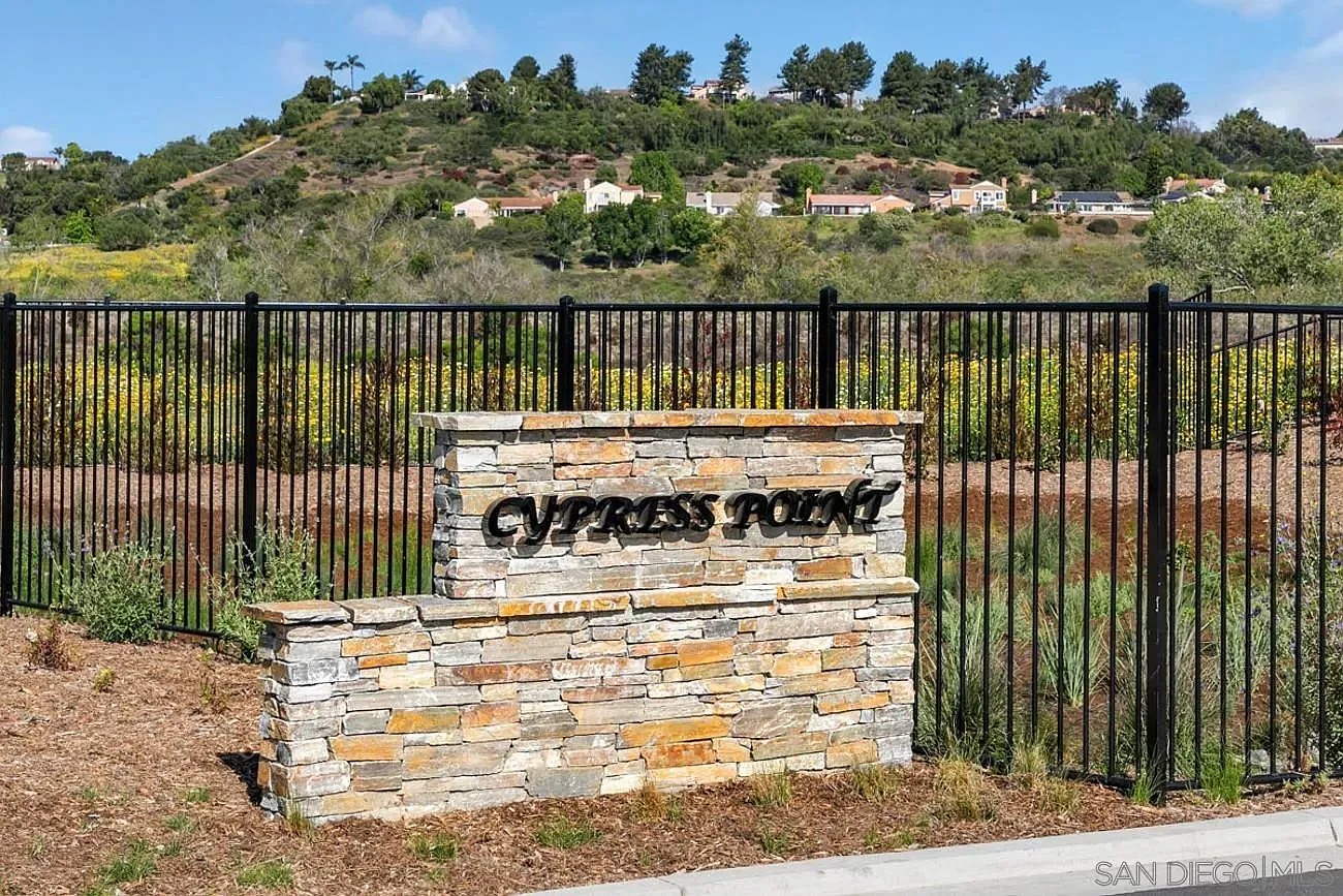3 bed, 2.5 bath, 1922 sqft, $4,575 — Photo 2