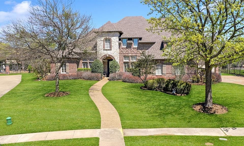 1st image of 907 Country Club Dr