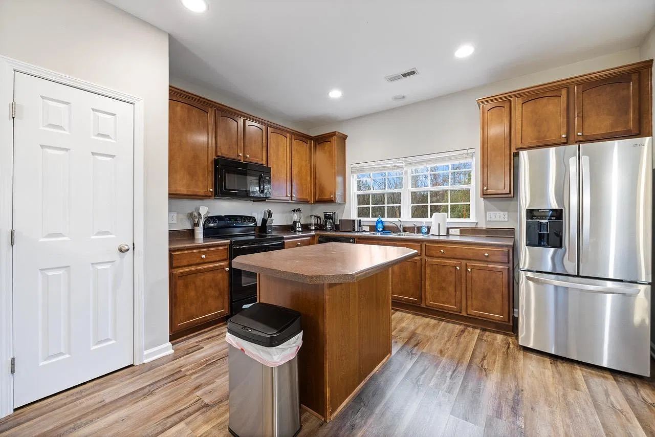 3 bed, 2.5 bath, 1971 sqft, $4,500 — Photo 3