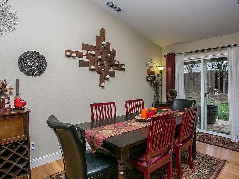 1017 Carter St — Photo 3