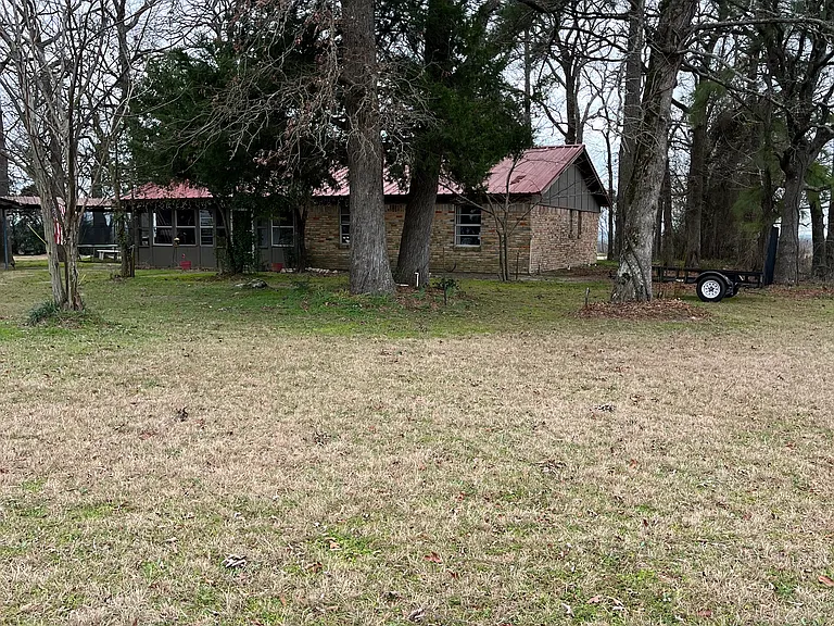 W FM 837 — Photo 6