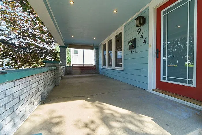 3 bed, 3.0 bath, 2596 sqft, $2,495 — Photo 2