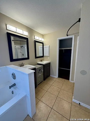 821 Dimrock — Photo 7