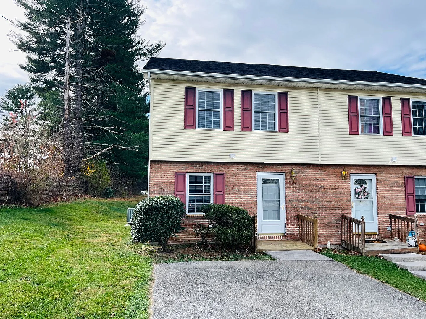 3 Bedroom 1.5 Bath Townhouse — Photo 2