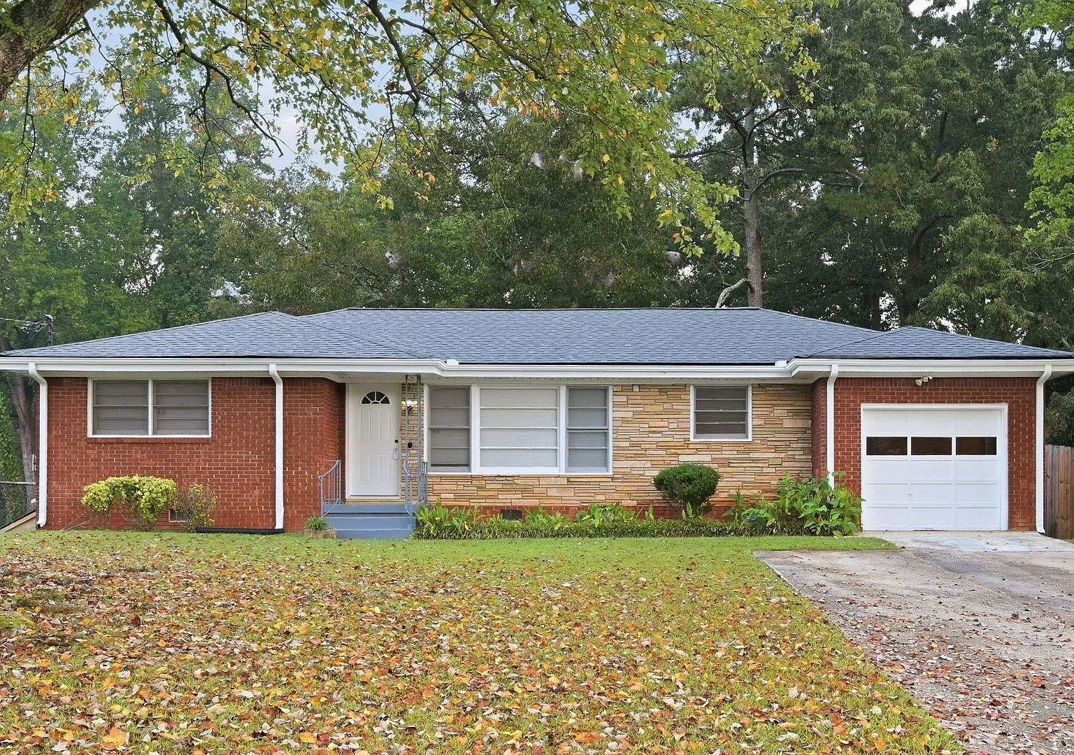 3BD/2BA Ranch Home for Rent Fenced Yard, Garage & Hardwoods — Photo 1