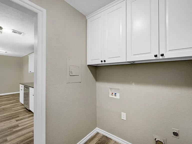 6943 NW Eisenhower Dr — Photo 14