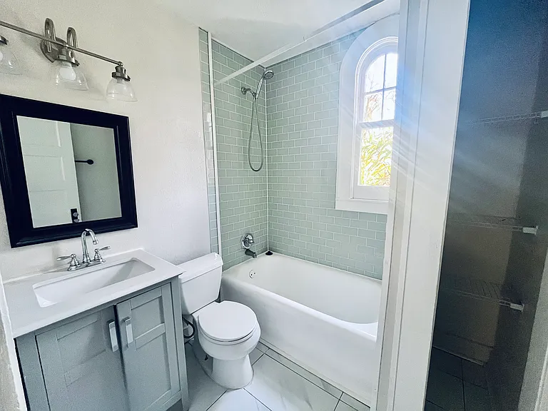 360 13th Ave NE — Photo 4