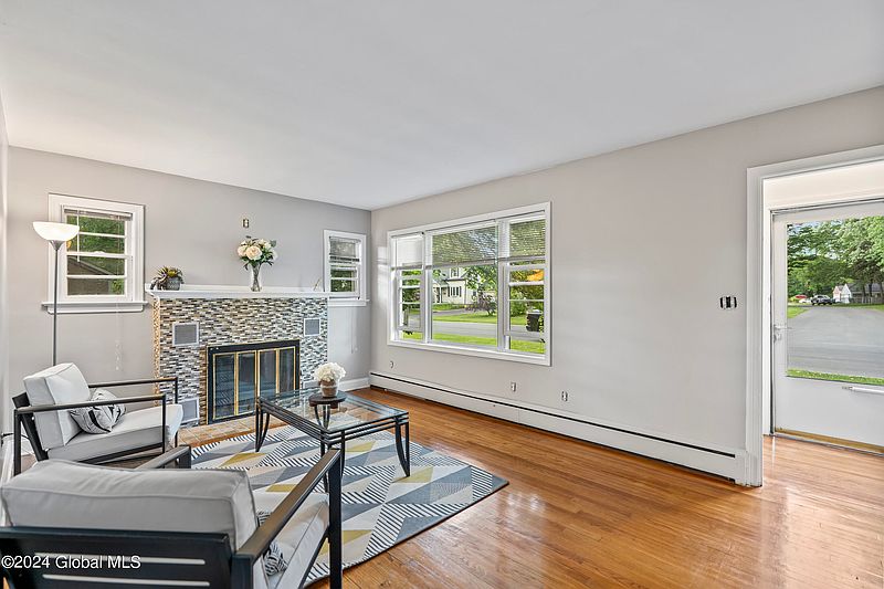 4th image of 280 Stoodley Place