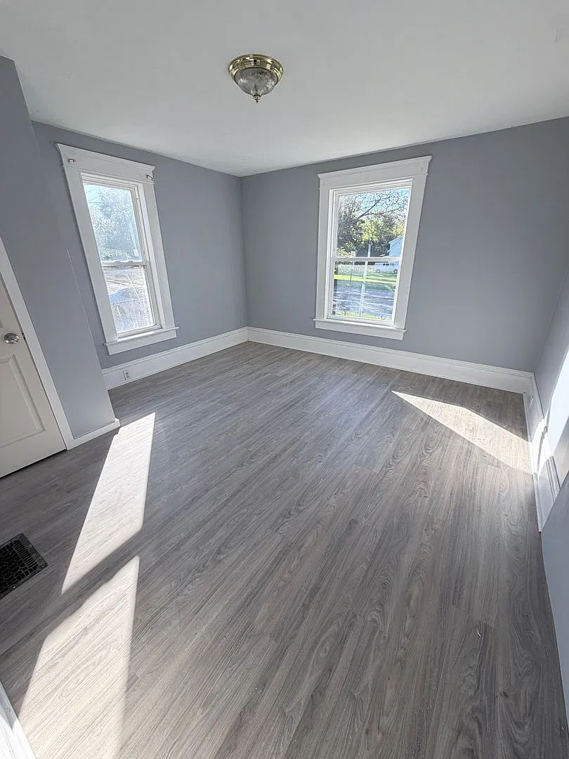 3 Bed / 1 Bath Spacious Layout with Walk-In Closet & First-Floor Laundry! — Photo 2