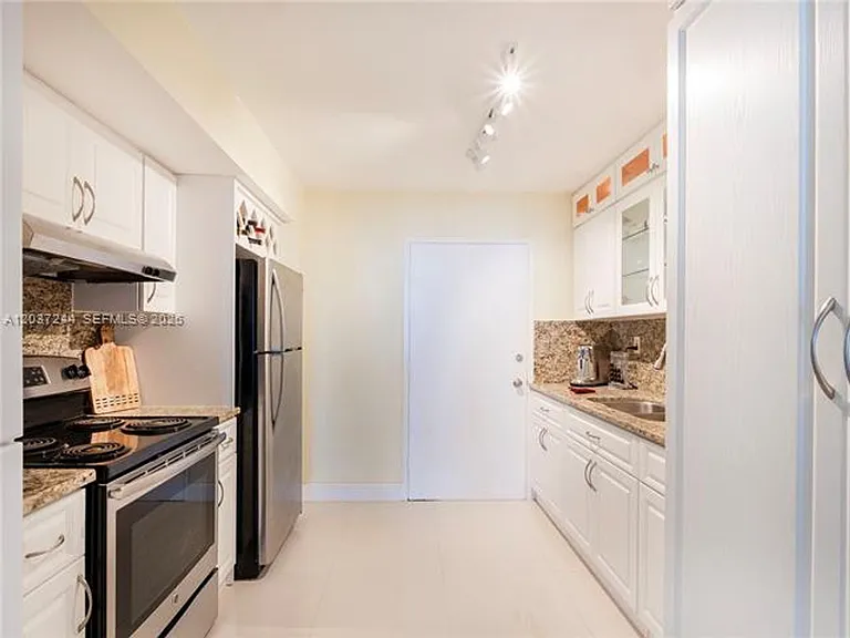 5401 Collins Ave #1013 — Photo 16