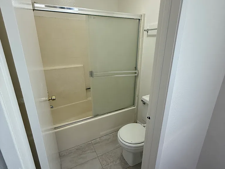 1046 Thompson Ave #5 — Photo 8