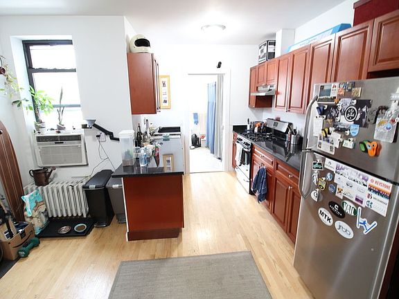4th image of 195 7th Ave APT 4L