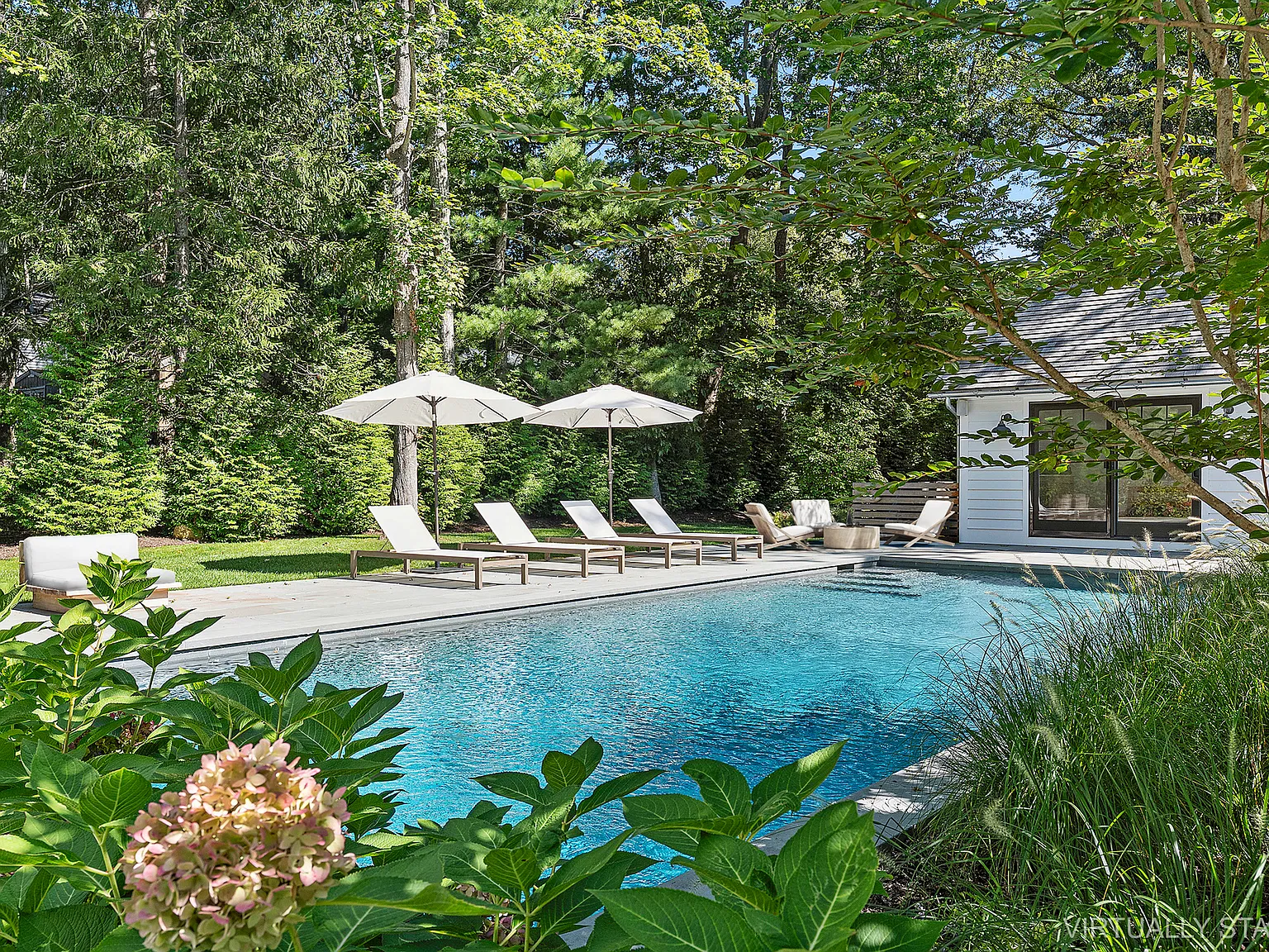 Private Oasis in the Heart of the Village! — Photo 3