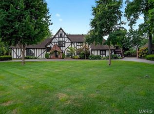 61 Fair Oaks Dr, Saint Louis, MO