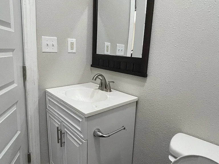 2222 W Bond St — Photo 14