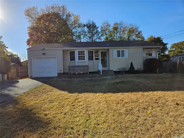 3016 Rhode Island Avenue, Medford, NY 11763