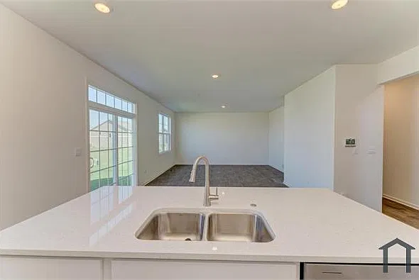 6 bed, 2354 sqft, $4,500 — Photo 4