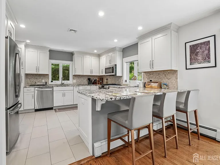 207 Stoughton Ave — Photo 16