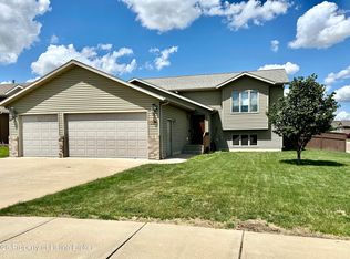 1401 6th St E, Dickinson, ND 58601