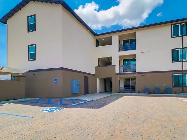 La Perla Apartments — Photo 14