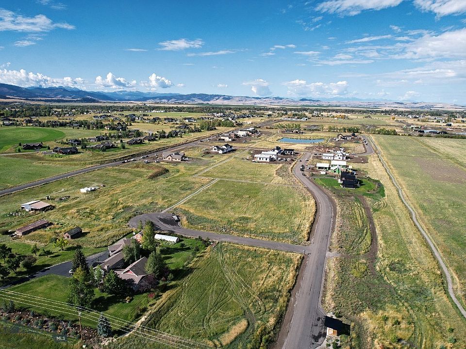 1st image of 7 Holtz Ln