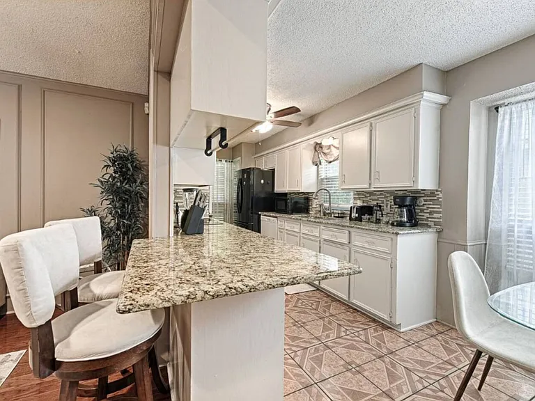 1709 Windsong Trl — Photo 2